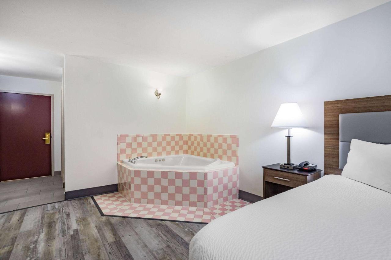 Ramada By Wyndham Hendersonville Dış mekan fotoğraf