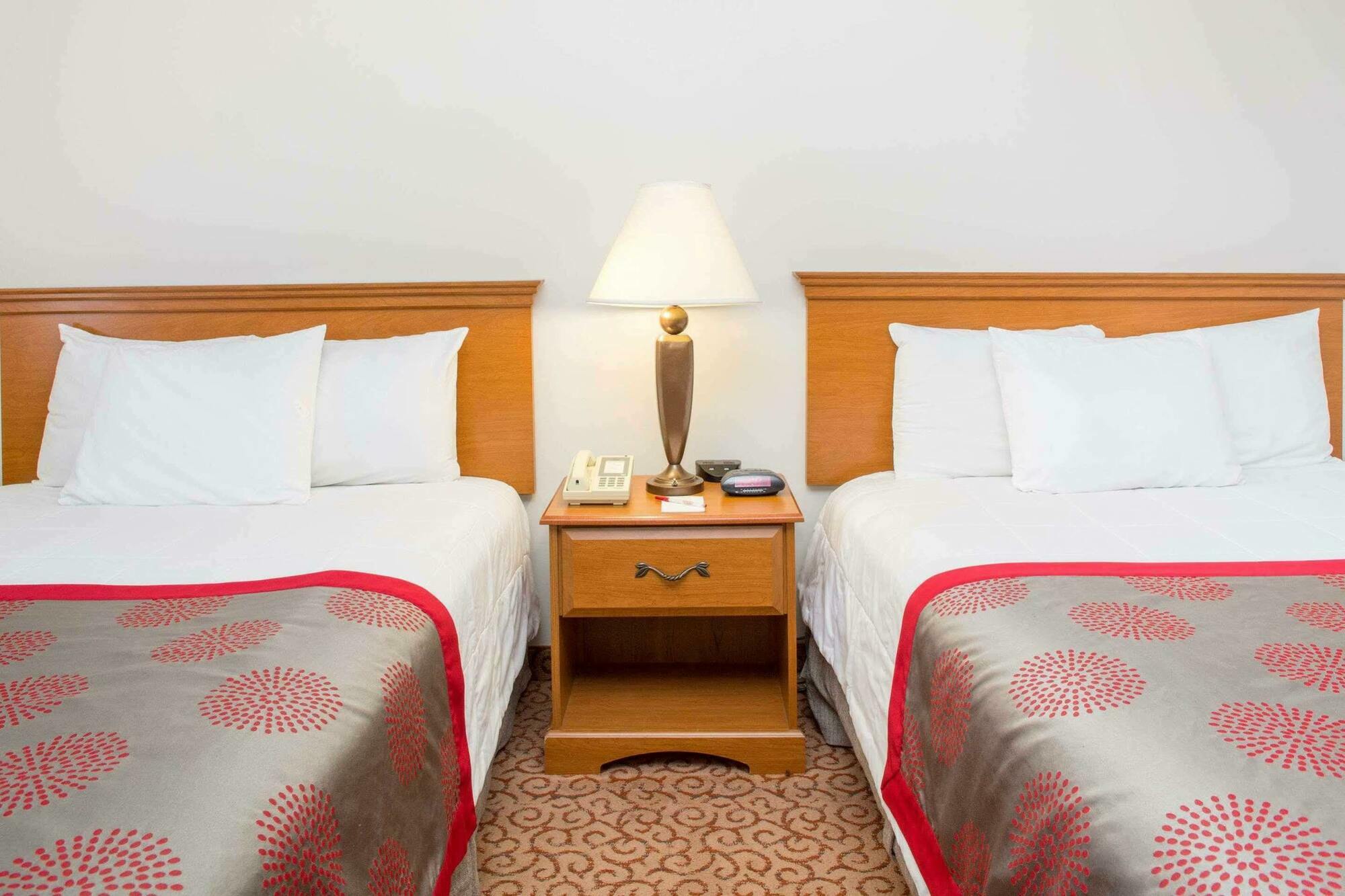 Ramada By Wyndham Hendersonville Dış mekan fotoğraf